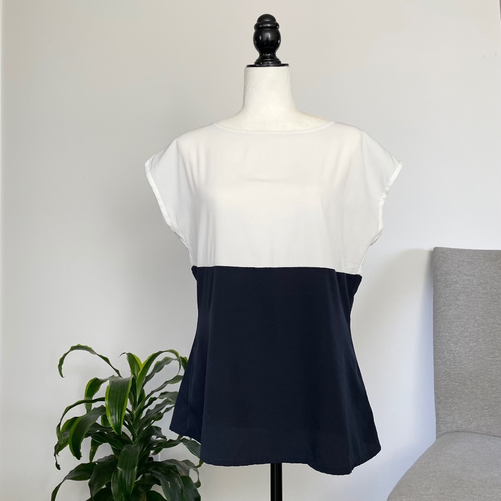 Banana Republic White & Navy Cap Sleeve Top. Size M
